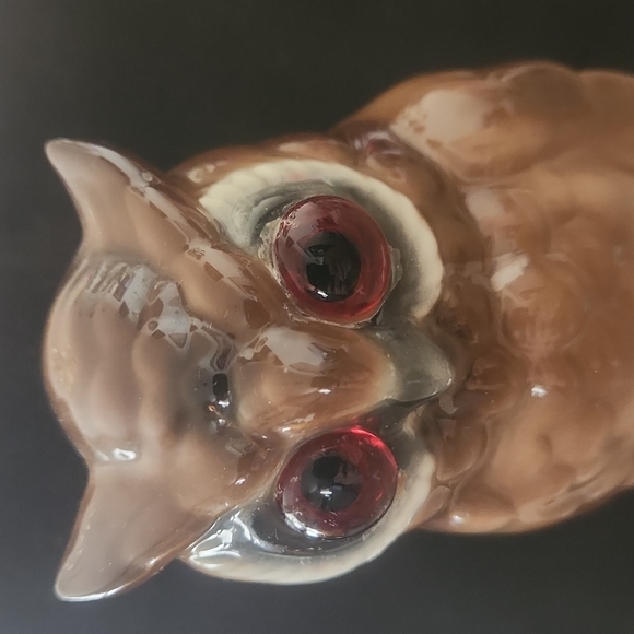 VINTAGE OWL PERCHED ON BOOKS PORCELAIN FIGURINE. - Picture 2 of 10